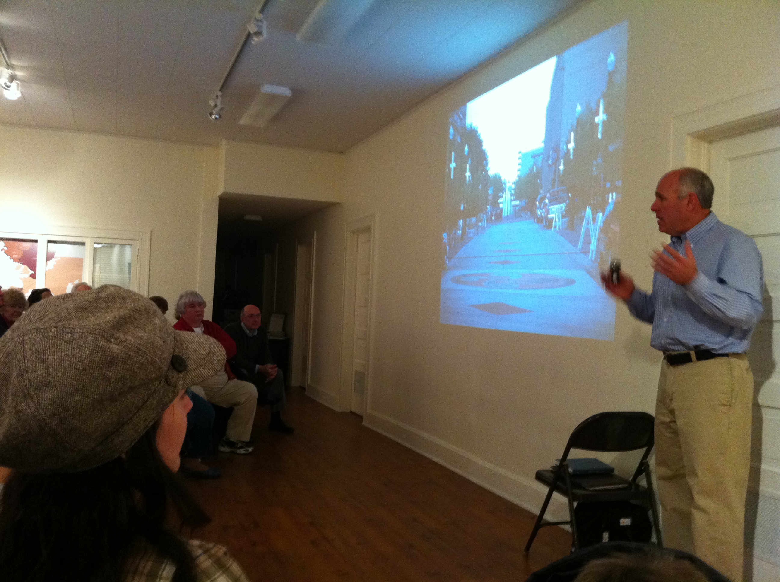 John Bieter en el transcurso de la charla en el Museo Vasco de Boise